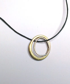 vedhæng, halssmykke med vedhæng, halskæde med vedhæng, slebet overflade, kraftig, kraftigt vedhæng, messing, former, figur, figurer, oval, cirkel, charms