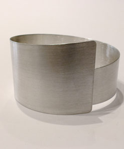 Rustik, bred armring med smart lukning, spiral, spiralarmring, kan gøres større eller mindre