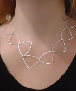 Alternative view of Halssmykke : Trekant : halsamok1