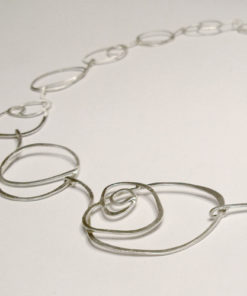 Halssmykke med kruseduller, rustik halskæde, råt design, kruseduller, lås, låsedesign, rå overflade, slebet, halskæde med møsntre