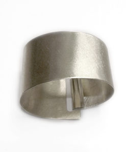 Bred armring med lås : aamok08 8 Rustik, bred armring med lås, låsedesign, unikt design, unik, slebet overflade