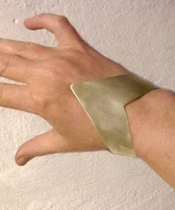 Bred armring med V-form 9 Bred armring formet som et V, pilespids, V-formet, vinkel, åben armring, åben lukning