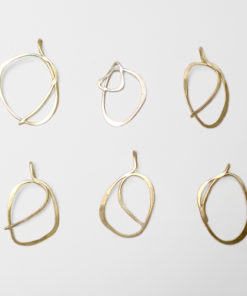 vedhæng, halssmykke med vedhæng, halskæde med vedhæng, slebet overflade, trådsmykke, krusedulle, unik, unika, minimalistisk, knude, form, figur, figurer, snor, charms