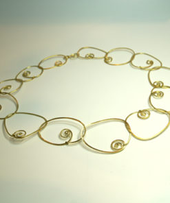 Halssmykke med spiraler, rustik halskæde, lænker, små spiraler, slebet overflade, sammensat