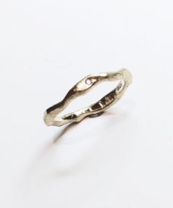 spinkel organisk ring med sten, bugtet ring, skæv ring, ukurant ring, grov ring med brillant, guld, sølv,
