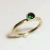Ramok560 solitaire ring med grøn sten fattet i skål