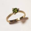 Ramok950a trekantet solitaire ring med tre grabber, Forlovelse, prinsesse, grøn