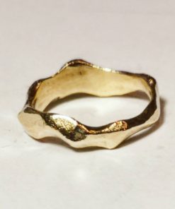 Organisk sandstøbt guld ring