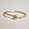 forlovelsesring med brillant og blomsterfatning