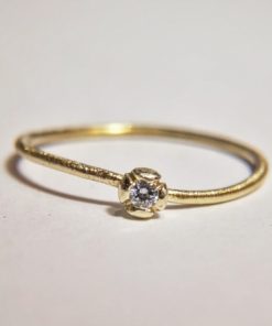 forlovelsesring med brillant og blomsterfatning