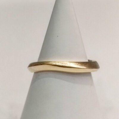 ring med twist og facet bølge