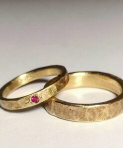 hammerslået vielsesringe med sten