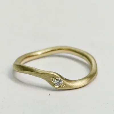 ramok495 Ring med twist, sten og sving silke