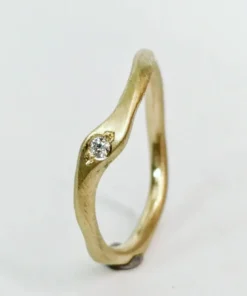 Ring med twist, sten og sving ramok495