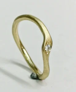 Ring med twist, sten og sving ramok495