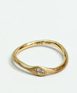 Ring med twist, sten og sving ramok495