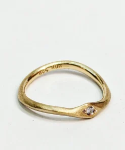 Ring med twist, sten og sving ramok495