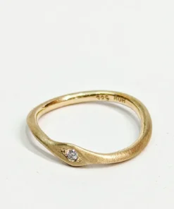 Ring med twist, sten og sving ramok495