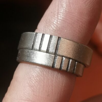 Ring med streg gravering, CC, hvidguld, Fprofil, tegn