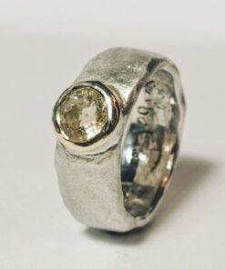 Ramok886b Rustik ring med sten fattet i krave