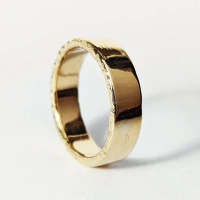 Ramok106 Ring med ujævne sider hammer blank Fprofil
