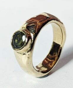 Ramok886e Rustik ring med sten fattet i krave grøn