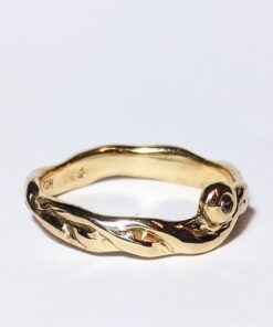 ramok1067h ramok1067 Ring af slynget guld med sten fattet i kugle, smeltet, organgis